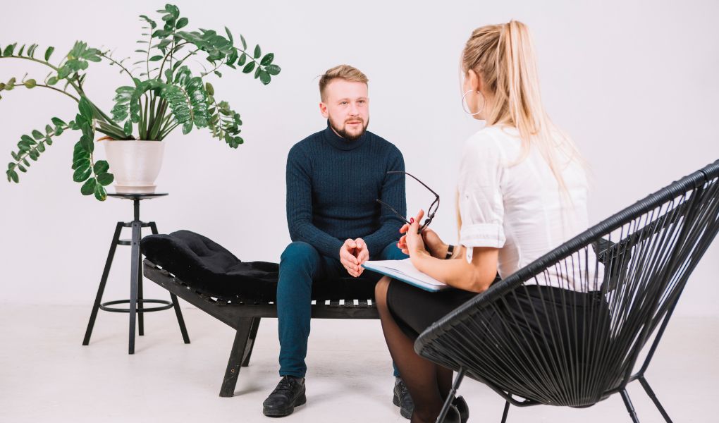 client discutant avec une hypnothérapeute